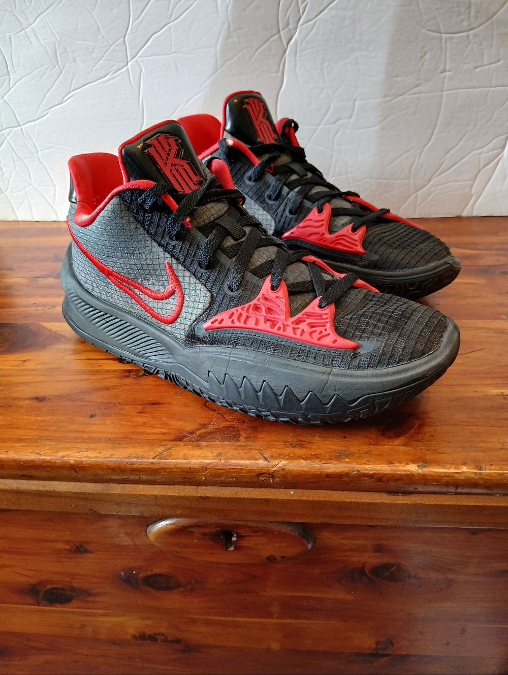 Nike Kyrie 4 Low Bred Shoes Men's Size 8.5 - Picture 9 of 12